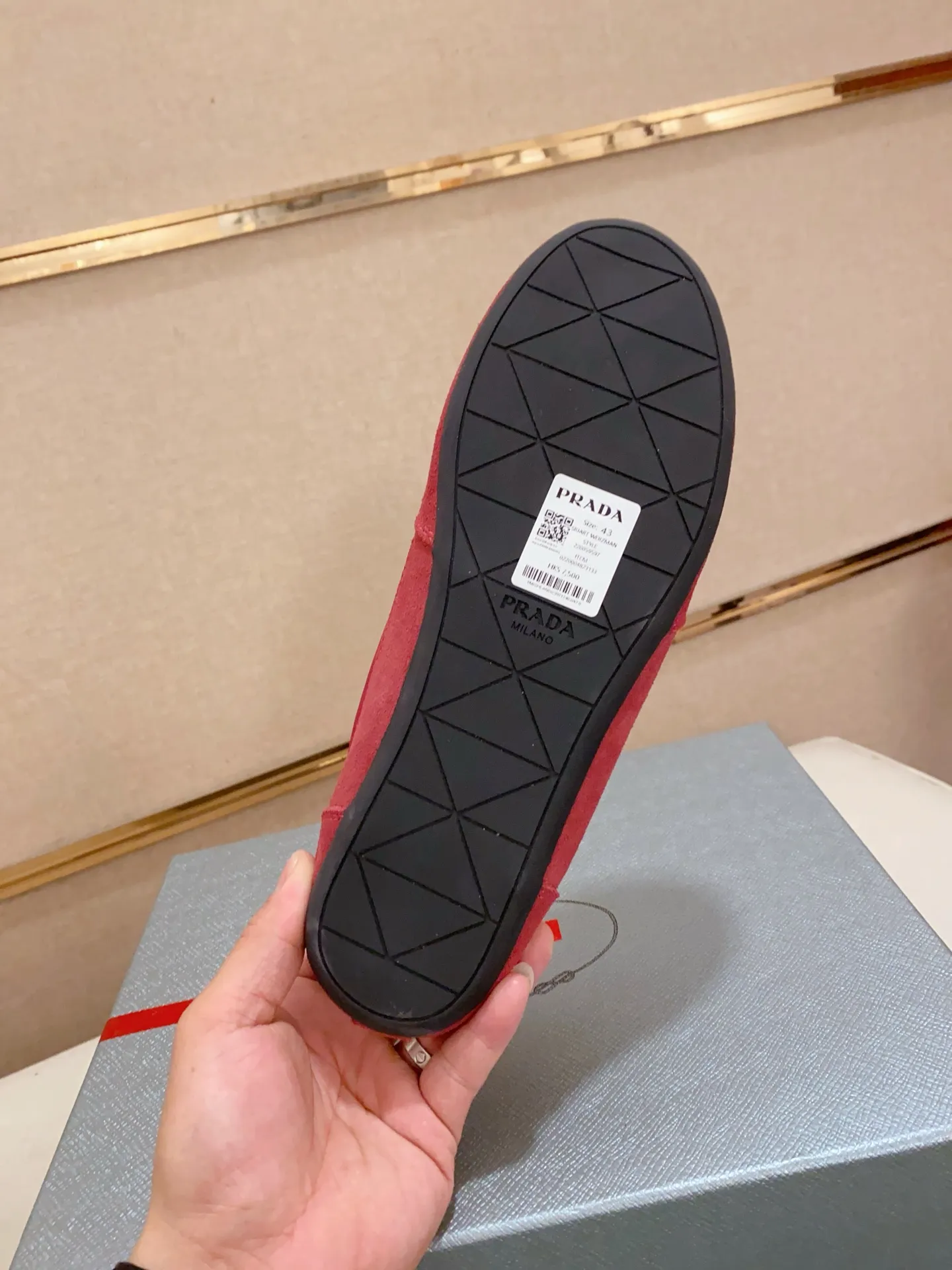 Men's shoes 💰 500💰 ✔️✔️✔️High version High-quality new PRADA counters are launched simultaneously. The new men's shoes and 😘fabrics are selected from first-layer cow suede and waterproof fabrics, and are made by pure handicrafts. Lining: Full sheepskin lining. 👍🏿 High-end ☄️ air-cushion molded anti-slip rubber outsole, exquisite lines, simple and elegant, comfortable and high-end for leisure travel. Number of yards: 38 to 44. Can be customized45